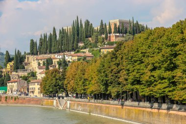 Verona, İtalya - Eylül 2018. Güneşli bir günde Adige nehir setinin manzarası.