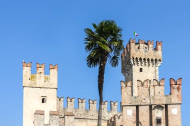Sirmione, İtalya - Eylül 2018. Güneşli bir günde Scaligero Kalesi 'nin güzel manzarası.