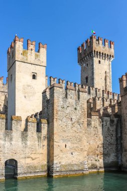 Sirmione, İtalya - Eylül 2018. Güneşli bir günde Scaligero Kalesi 'nin güzel manzarası.