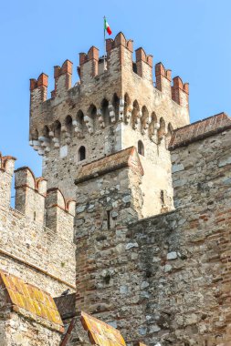 Sirmione, İtalya - Eylül 2018. Güneşli bir günde Scaligero Kalesi 'nin güzel manzarası.