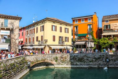 Sirmione, İtalya - Eylül 2018. Güzel kasaba Sirmione 'de güneşli bir gün, Garda Gölü' nde..