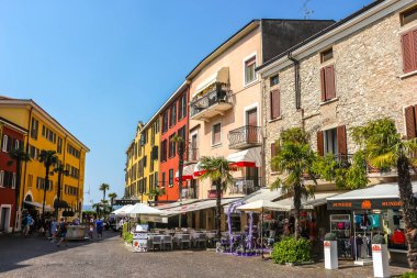 Sirmione, İtalya - Eylül 2018. Güzel kasaba Sirmione 'de güneşli bir gün, Garda Gölü' nde..