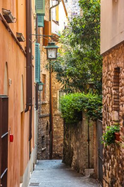 Sirmione, İtalya - Eylül 2018. Güzel kasaba Sirmione 'de güneşli bir gün, Garda Gölü' nde..