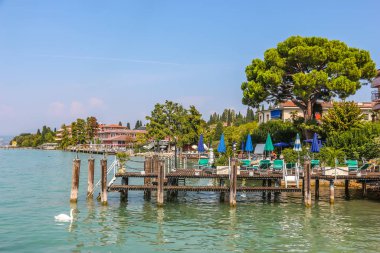 Sirmione, İtalya - Eylül 2018. Güzel kasaba Sirmione 'de güneşli bir gün, Garda Gölü' nde..
