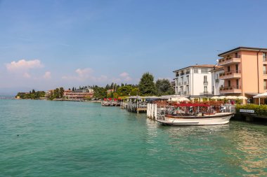 Sirmione, İtalya - Eylül 2018. Güzel kasaba Sirmione 'de güneşli bir gün, Garda Gölü' nde..