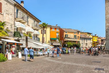 Sirmione, İtalya - Eylül 2018. Güzel kasaba Sirmione 'de güneşli bir gün, Garda Gölü' nde..