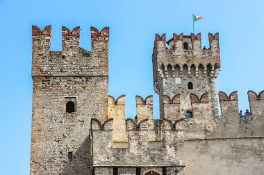 Sirmione, İtalya - Eylül 2018. Güneşli bir günde Scaligero Kalesi 'nin güzel manzarası.