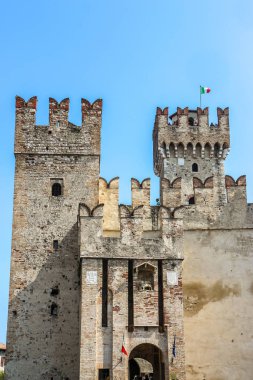 Sirmione, İtalya - Eylül 2018. Güneşli bir günde Scaligero Kalesi 'nin güzel manzarası.