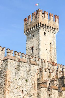 Sirmione, İtalya - Eylül 2018. Güneşli bir günde Scaligero Kalesi 'nin güzel manzarası.