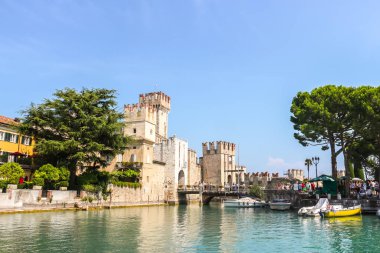 Sirmione, İtalya - Eylül 2018. Güneşli bir günde Scaligero Kalesi 'nin güzel manzarası.