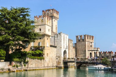 Sirmione, İtalya - Eylül 2018. Güneşli bir günde Scaligero Kalesi 'nin güzel manzarası.