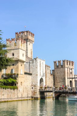 Sirmione, İtalya - Eylül 2018. Güneşli bir günde Scaligero Kalesi 'nin güzel manzarası.