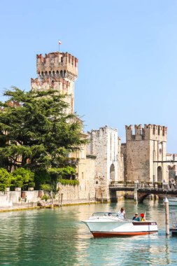 Sirmione, İtalya - Eylül 2018. Güneşli bir günde Scaligero Kalesi 'nin güzel manzarası.