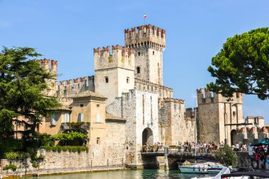 Sirmione, İtalya - Eylül 2018. Güneşli bir günde Scaligero Kalesi 'nin güzel manzarası.