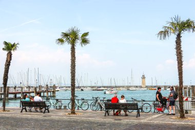 Desenzano del Garda, İtalya - Eylül 2018. Küçük bir kasaba olan Desenzano 'da güneşli bir gün, Garda Gölü' nde..