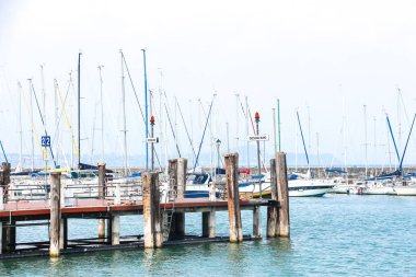 Desenzano del Garda, İtalya - Eylül 2018. Küçük bir kasaba olan Desenzano 'da güneşli bir gün, Garda Gölü' nde..