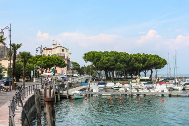Desenzano del Garda, İtalya - Eylül 2018. Küçük bir kasaba olan Desenzano 'da güneşli bir gün, Garda Gölü' nde..