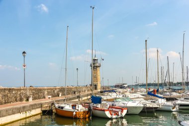 Desenzano del Garda, İtalya - Eylül 2018. Küçük bir kasaba olan Desenzano 'da güneşli bir gün, Garda Gölü' nde..
