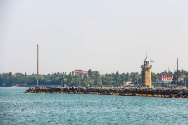 Desenzano del Garda, İtalya - Eylül 2018. Küçük bir kasaba olan Desenzano 'da güneşli bir gün, Garda Gölü' nde..