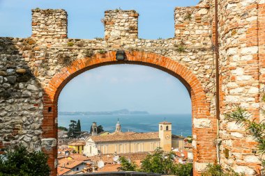 Desenzano del Garda, İtalya - Eylül 2018. Küçük bir kasaba olan Desenzano 'da güneşli bir gün, Garda Gölü' nde..