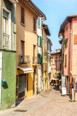 Desenzano del Garda, İtalya - Eylül 2018. Küçük bir kasaba olan Desenzano 'da güneşli bir gün, Garda Gölü' nde..