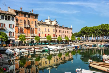 Desenzano del Garda, İtalya - Eylül 2018. Küçük bir kasaba olan Desenzano 'da güneşli bir gün, Garda Gölü' nde..