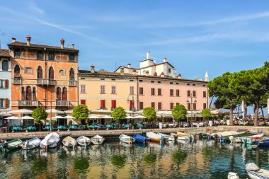 Desenzano del Garda, İtalya - Eylül 2018. Küçük bir kasaba olan Desenzano 'da güneşli bir gün, Garda Gölü' nde..