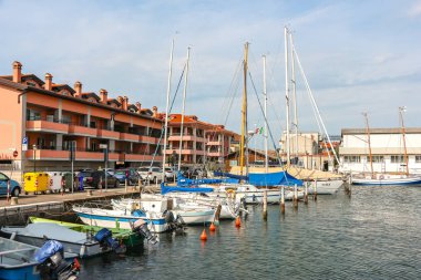Grado, İtalya - Ağustos 2018. Grado 'da demirli yatların ve yelkenlilerin güzel manzarası.