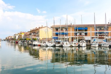 Grado, İtalya - Ağustos 2018. Grado 'da demirli yatların ve yelkenlilerin güzel manzarası.