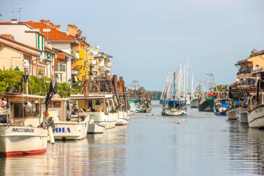 Grado, İtalya - Ağustos 2018. Grado 'da demirli yatların ve yelkenlilerin güzel manzarası.