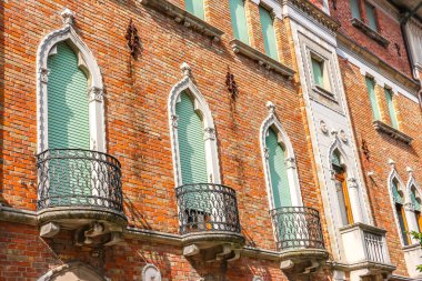 Grado, İtalya - Ağustos 2018. Güneşli bir günde Grado 'nun güzel sokakları.