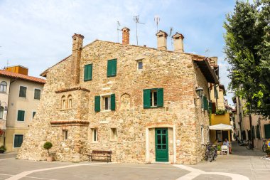 Grado, İtalya - Ağustos 2018. Güneşli bir günde Grado 'nun güzel sokakları.