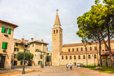 Grado, İtalya - Ağustos 2018. Katolik kilisesinin güzel manzarası (Santa Eufemia Bazilikası)).