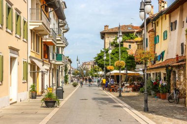 Grado, İtalya - Ağustos 2018. Güneşli bir günde Grado 'nun güzel sokakları.
