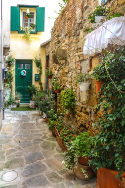 Grado, İtalya - Ağustos 2018. Güneşli bir günde Grado 'nun güzel sokakları.