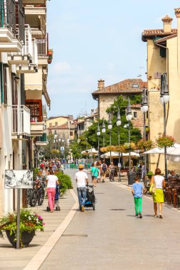 Grado, İtalya - Ağustos 2018. Güneşli bir günde Grado 'nun güzel sokakları.