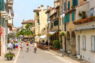 Grado, İtalya - Ağustos 2018. Güneşli bir günde Grado 'nun güzel sokakları.