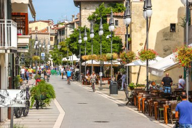 Grado, İtalya - Ağustos 2018. Güneşli bir günde Grado 'nun güzel sokakları.