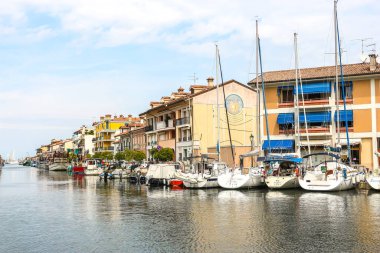 Grado, İtalya - Ağustos 2018. Grado 'da demirli yatların ve yelkenlilerin güzel manzarası.