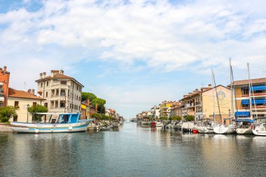 Grado, İtalya - Ağustos 2018. Grado 'da demirli yatların ve yelkenlilerin güzel manzarası.