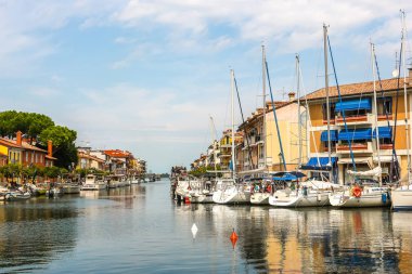 Grado, İtalya - Ağustos 2018. Grado 'da demirli yatların ve yelkenlilerin güzel manzarası.