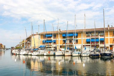 Grado, İtalya - Ağustos 2018. Grado 'da demirli yatların ve yelkenlilerin güzel manzarası.