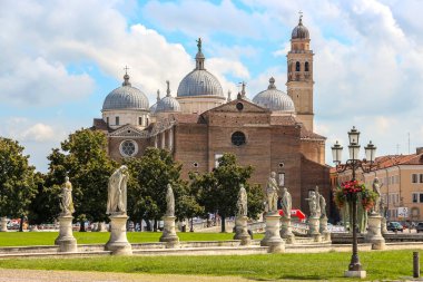 Padova, İtalya - Eylül 2018. Padova 'daki Santa Giustina Katolik Kilisesi' nin (Abbazia di Santa Giustina) güzel mimarisi..