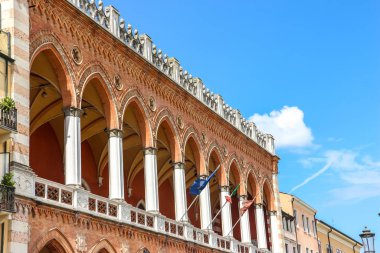 Padova, İtalya - Eylül 2018. Loca Amulea 'nın (Loggia Amulea) güzel mimarisi güneşli bir günde.