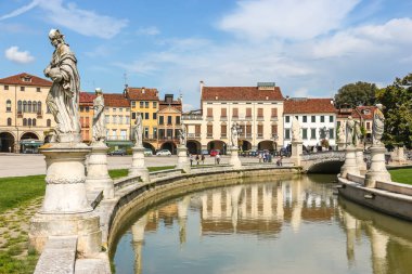 Padova, İtalya - Eylül 2018. Güneşli bir günde Prato della Valle Meydanı manzarası.
