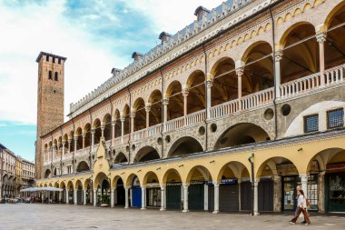 Padova, İtalya - Eylül 2018. Padova 'nın merkezindeki ünlü saray, Palazzo della Ragione' nin manzarası.