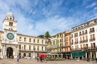 Padova, İtalya - Eylül 2018. Padova 'daki saat kulesinin (Torre dell' Orologio) ve Piazza dei Signori 'nin güzel manzarası.