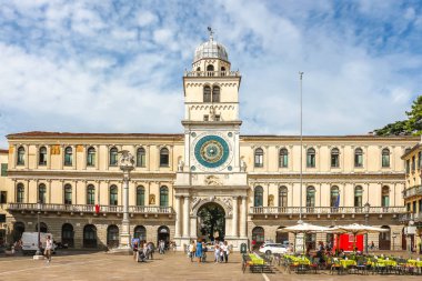 Padova, İtalya - Eylül 2018. Padova 'daki saat kulesinin (Torre dell' Orologio) ve Piazza dei Signori 'nin güzel manzarası.