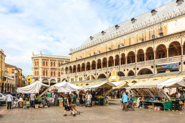 Padova, İtalya - Eylül 2018. Padova 'daki Erbe Meydanı' ndaki sebze pazarı (Piazza Delle Erbe).