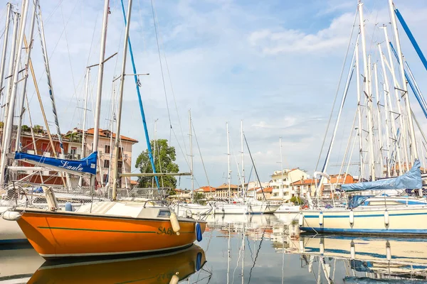 Grado, İtalya - Ağustos 2018. Grado 'da demirli yatların ve yelkenlilerin güzel manzarası.